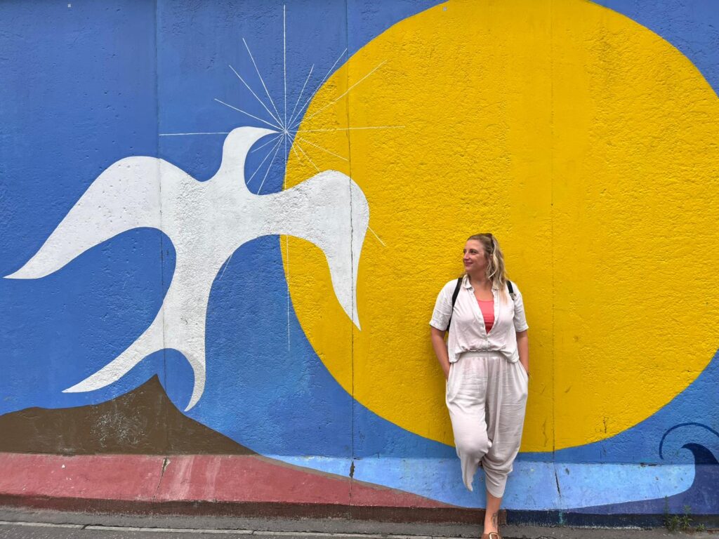 Doris Zeiringer mit Sonne und Taube